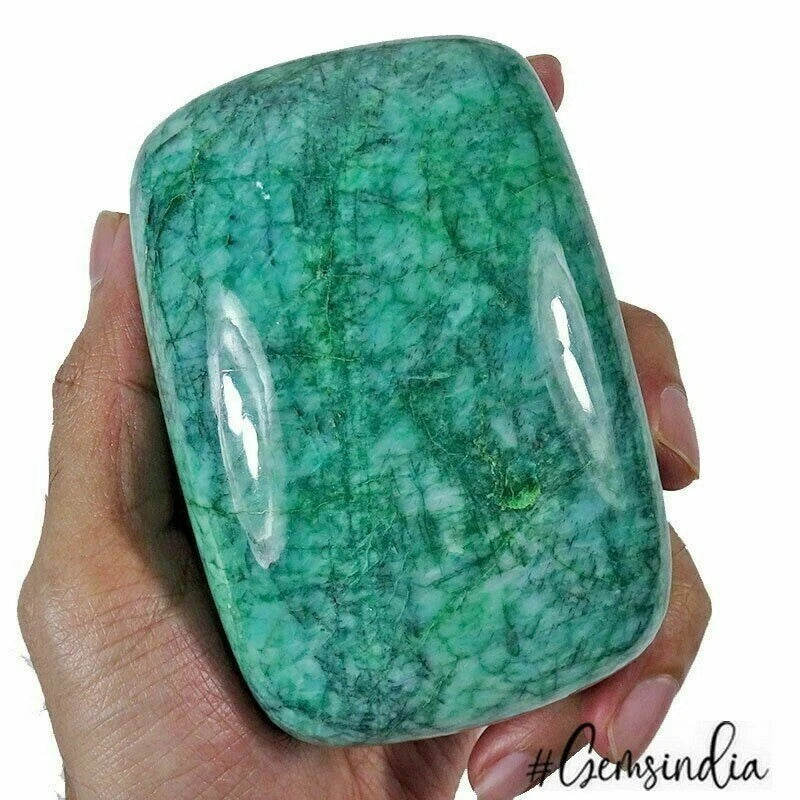 Brazilian Emerald Loose Gemstone, Green — 96 x 65 x 43 mm, 2800 Ct, Brazil