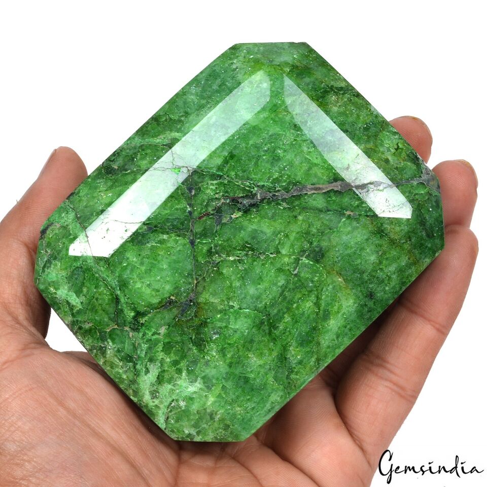 Emerald Loose Gemstone, Color Enhanced, Green — 3200 Ct (0.64 Kg), Brazil