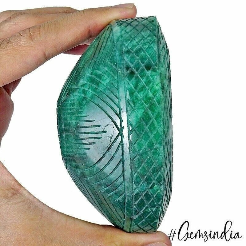 Emerald Loose Gemstone, Green — 93 x 68 x 48 mm, 2240 Ct, Brazil