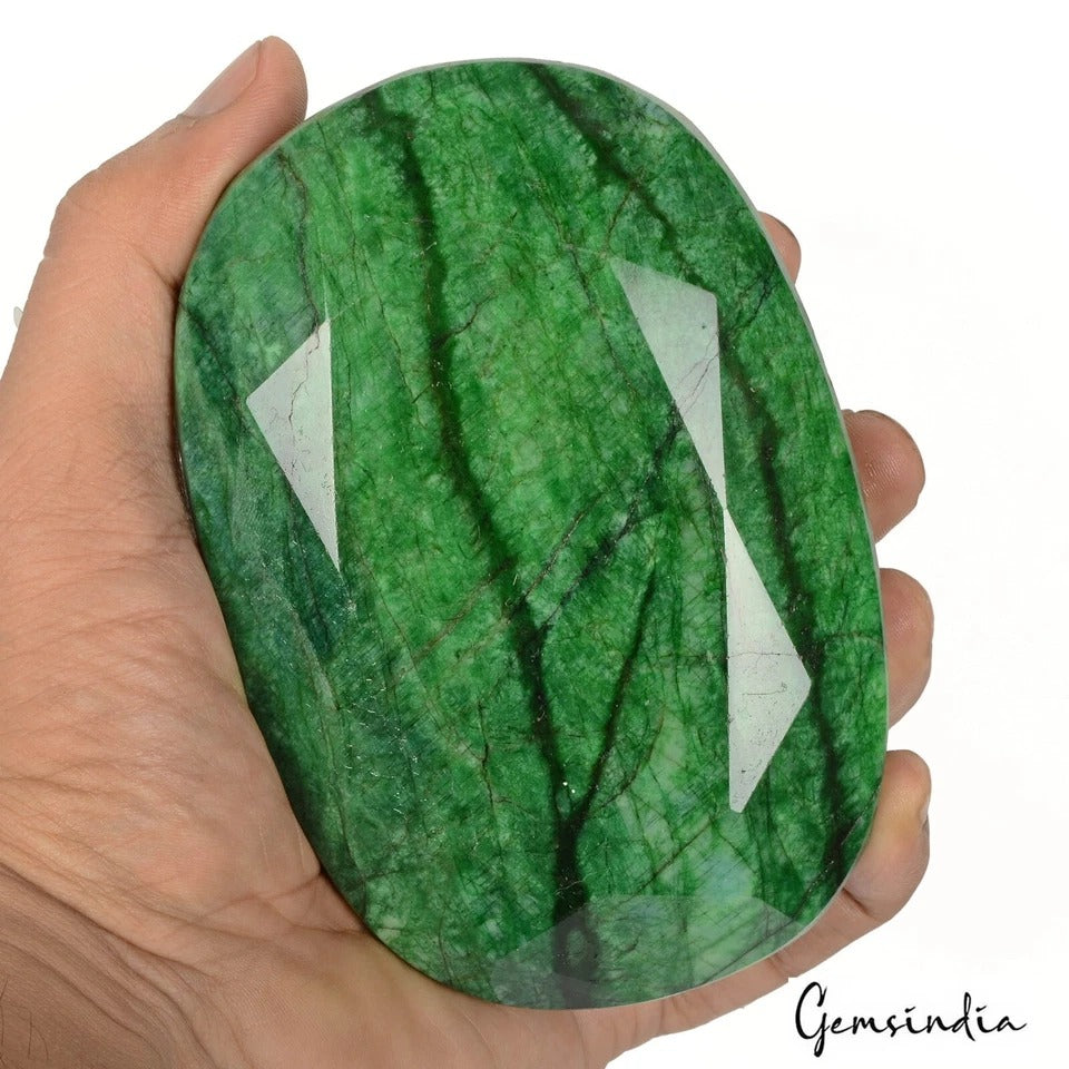 Emerald Loose Gemstone, Green — 121 x 82 x 51 mm, 4370 Ct, Brazil