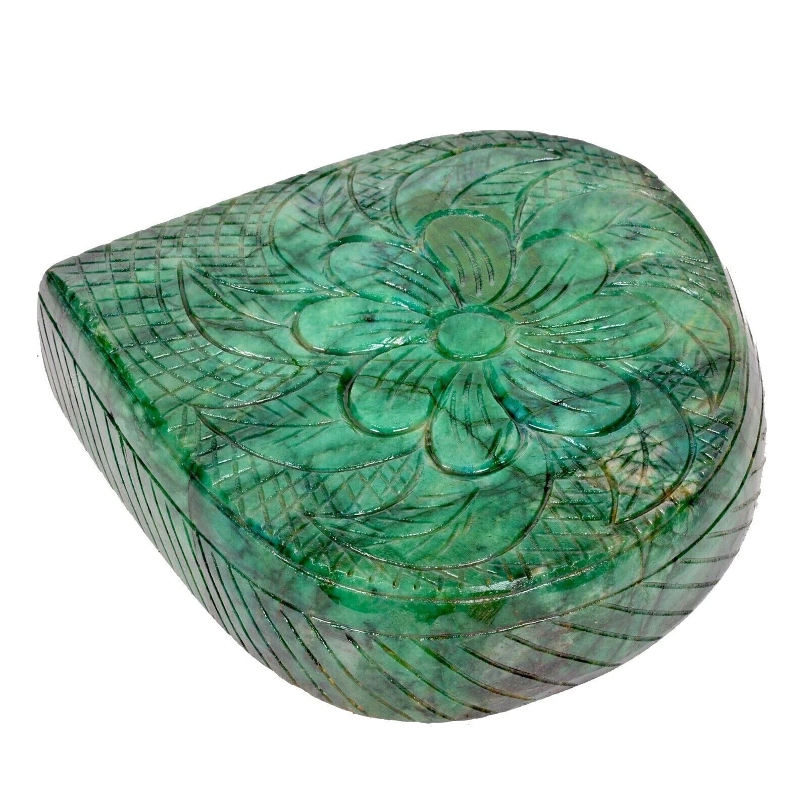 Brazilian Emerald Loose Gemstone, Green — 109x104x25 mm, 2650 Ct, Brazil