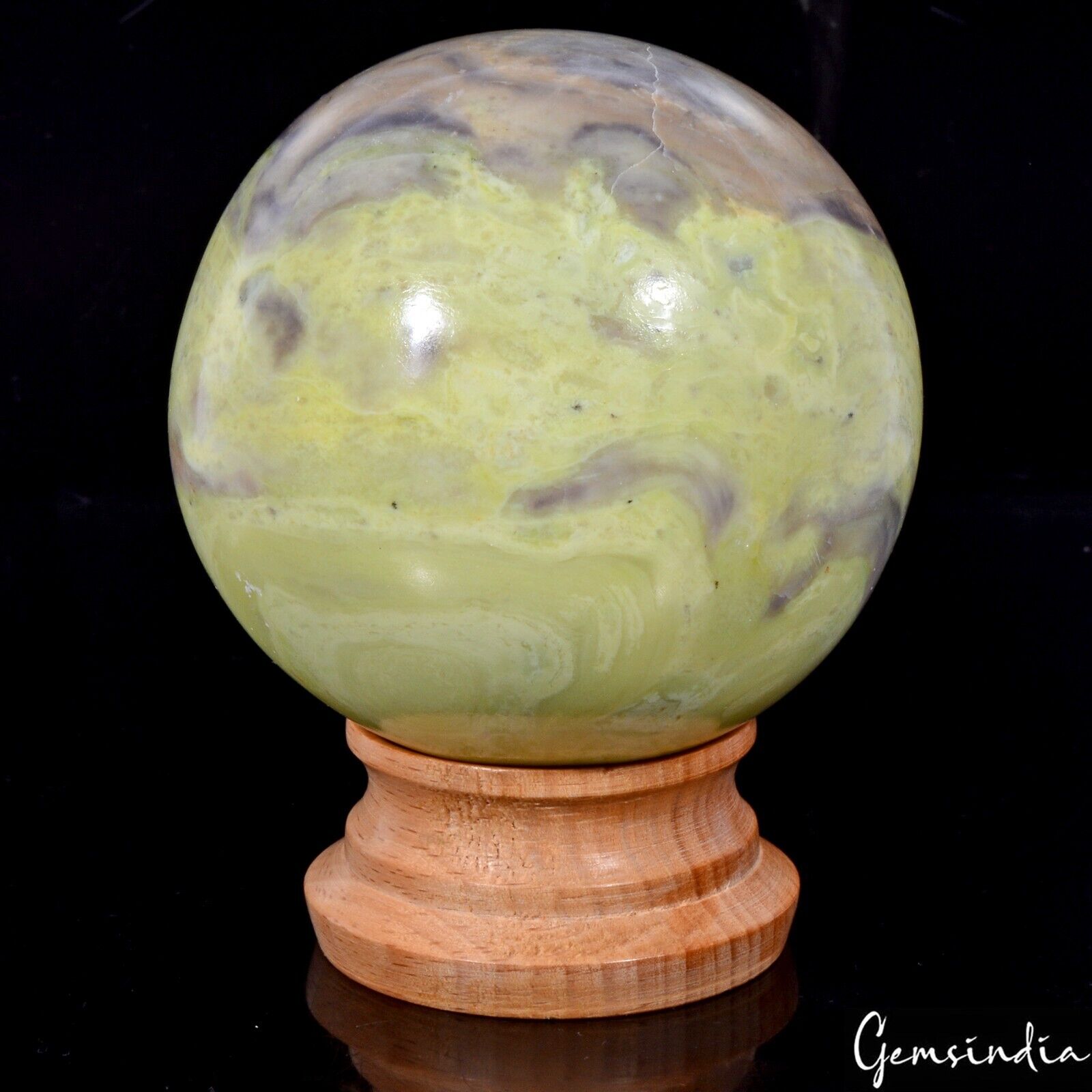 Chrysoprase Sphere, Untreated — 3 Inch in diameter, 0.590 Kg (2950 Ct)