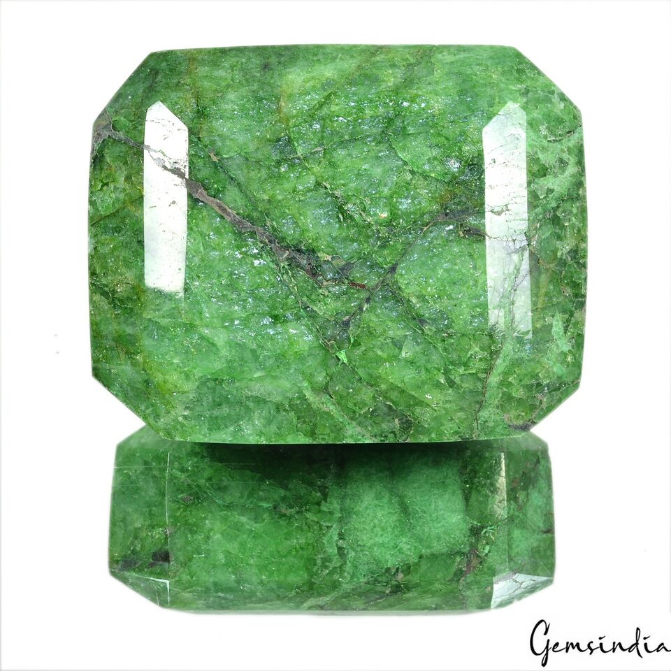 Emerald Loose Gemstone, Color Enhanced, Green — 3200 Ct (0.64 Kg), Brazil