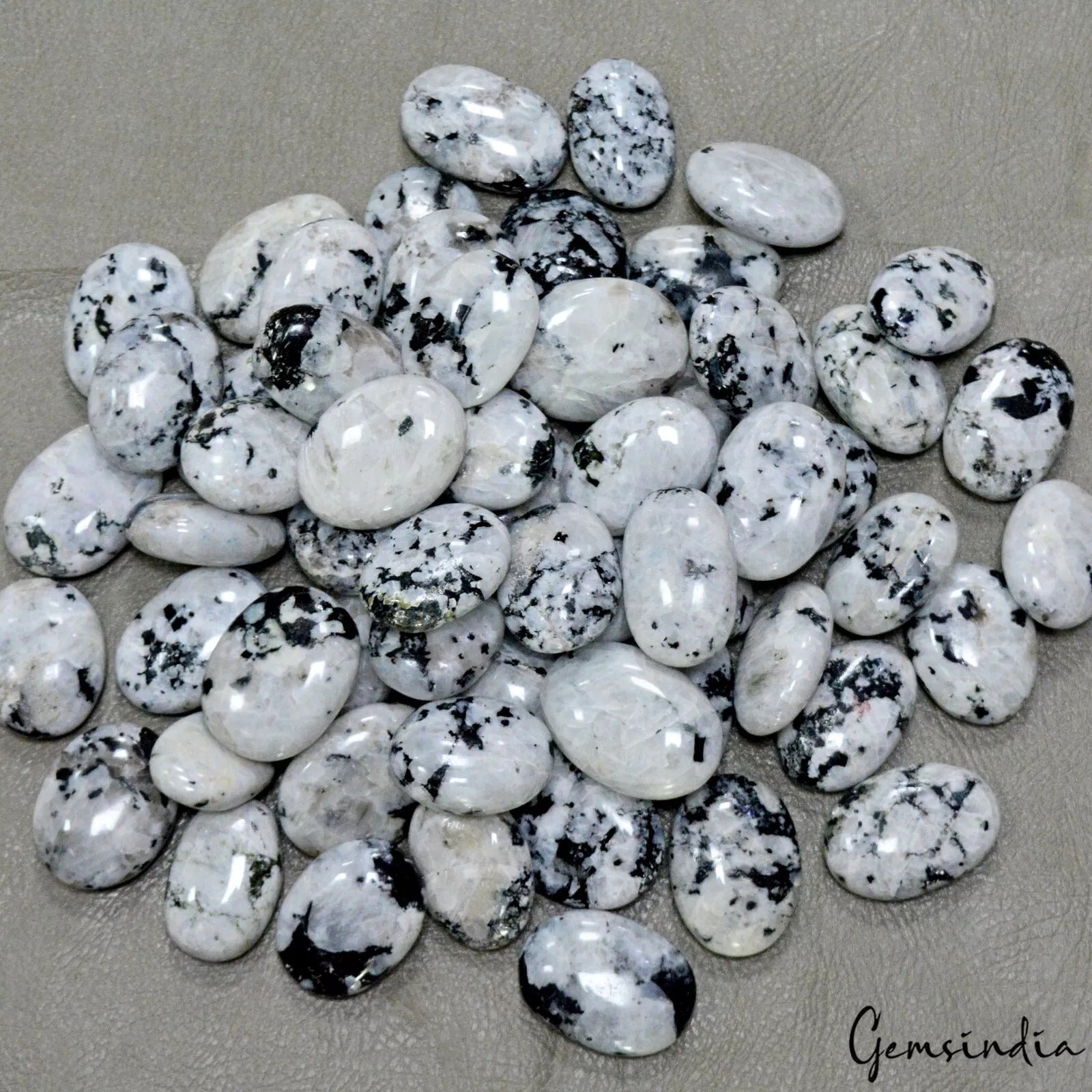 2.4 kg Natural Moonstone Polished Palm Stone Decor Reiki Healing Stones 30 Pcs