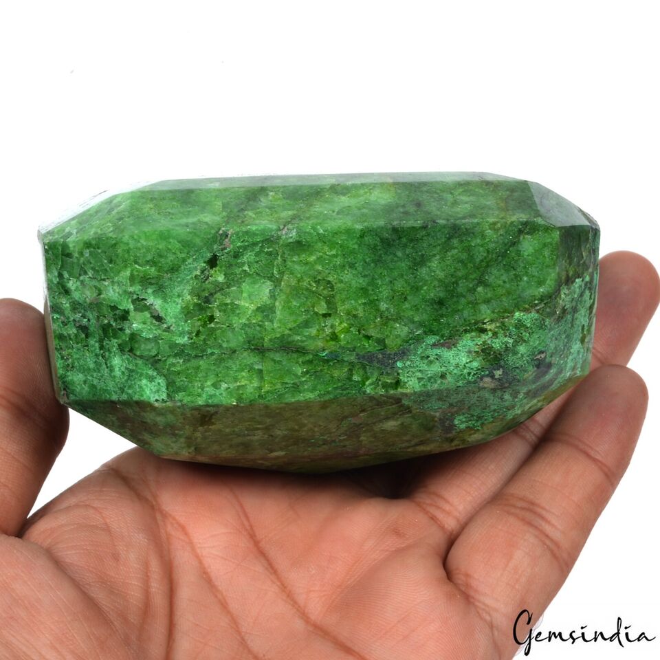 Emerald Loose Gemstone, Color Enhanced, Green — 3200 Ct (0.64 Kg), Brazil