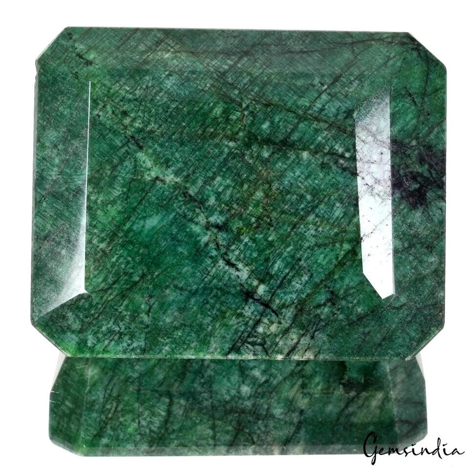 Emerald Loose Gemstone, Green — 80 x 64 x 40mm, 2090 Ct, Brazil