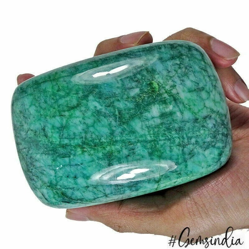 Brazilian Emerald Loose Gemstone, Green — 96 x 65 x 43 mm, 2800 Ct, Brazil
